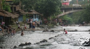 Dinginnya Sungai Sembahe Sibolangit
