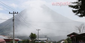 gunung sinabung (gambar dari waspada online)